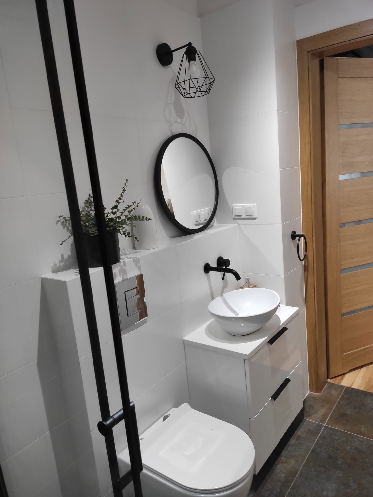 Łazienka pod schodami – realizacja firmy Perfekt, Wrocław